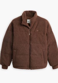 Ruskea fleece-takki, jossa on korkea kaulus, vetoketjullinen etuosa ja kaksi sivutaskua. Mallissa on tikattu rakenne ja joustavat hihansuut.