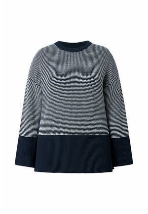 Pletený svetr s kulatým výstřihem a širokými rukávy. Má vodorovné pruhy v námořnické modři a světle šedé, se žebrovanou texturou na lemu.