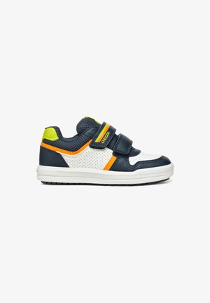Sneaker blu navy e bianco con accenti arancioni e verdi, caratterizzata da un design perforato e doppie chiusure in Velcro su una suola in gomma.