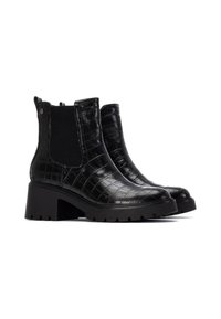 Botas negras hasta el tobillo de cuero sintético texturizado con un patrón de cocodrilo. Cuentan con paneles laterales elásticos y una suela gruesa y dentada.