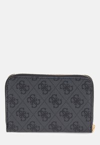 Cartera con cremallera de color gris oscuro y textura, con un patrón de logo negro repetido por toda la superficie y un tirador de cremallera dorado.