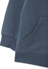 Sudadera azul oscura con una textura suave, puños acanalados y un bolsillo frontal con una abertura curva.