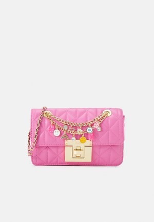 Roze doorgestikte schoudertas met gouden kettingriem, decoratief gouden slot en charmketting met smileygezichten, een driehoek, een oog en roze kralen.