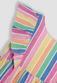 Miscegaari raittinen mekko, jossa on röyhelöhihoja. Raitoja vaaleanpunaisena, keltaisena, vihreänä ja sinisenä kevyellä materiaalilla. VERTICAL design.