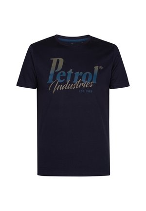 Marineblauwe katoenen t-shirt met een grote grafische "Petrol Industries" logo in gradient kleuren en het jaartal "EST. 1989."