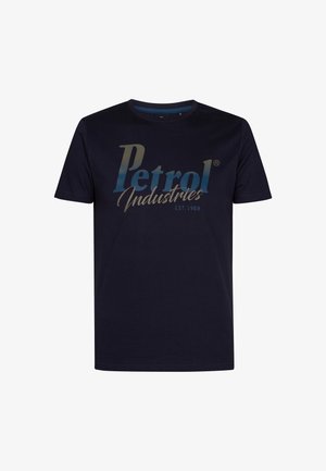 Granatowa bawełniana koszulka z dużym graficznym logo "Petrol Industries" w kolorach gradientowych oraz rokiem założenia "EST. 1989."