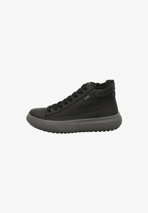 Schwarze High-Top-Sneaker mit dickem grauem Sohle, schwarzen Schnürsenkeln und gepolstertem Knöchelkragen mit texturiertem Stofffutter.