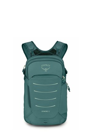 Sac à dos compact Osprey Syncro 12 bleu sarcelle avec bretelles matelassées et plusieurs compartiments zippés à l'avant sur fond blanc.