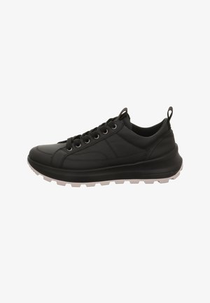 Zapatilla de cuero negra con suela blanca gruesa, parte delantera con cordones, cuello acolchado y tiradores en la lengüeta y el talón.