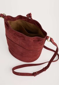Nubuková trendy taška v burgundskej farbe s vlnitým vrchom, nastaviteľným popruhom a béžovým interiérom s vreckami na organizáciu.