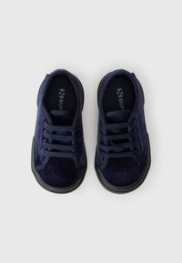 Adidași din daim bleumarin cu talpă din cauciuc negru, vârf rotund și șireturi plate. Textură netedă cu detalii de cusătură subtile.