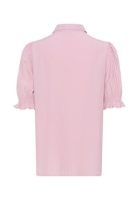 Ružová blúzka s krátkym rukávom a golierom, s vypuklými rukávmi a ruffled manžetami, vyrobená z jemnej látky. Jednoduchá bez vzorov.