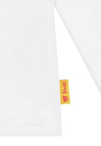 T-shirt bianco in cotone con maniche corte, caratterizzato da un'etichetta gialla a contrasto con testo rosa sul bordo. Texture liscia, design casual.