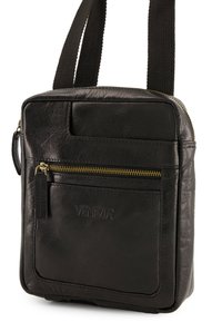 Sort læder crossbody taske med en struktureret finish, der har en frontlomme med lynlås, guldtonet lynlås og justerbar stofrem.