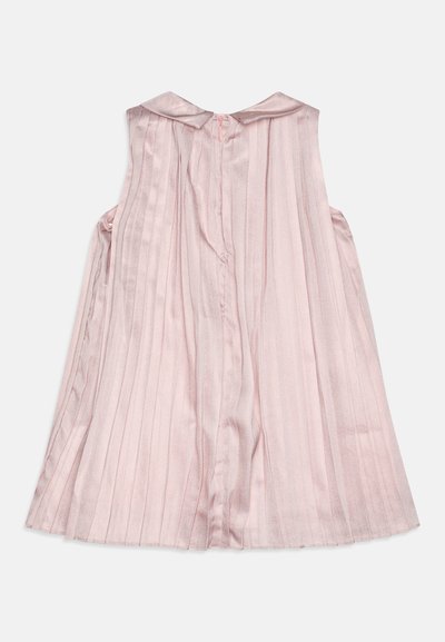 Robe plissée rose, sans manches avec un col rond. Tissu satin lisse, fermeture éclair au dos, et plis verticaux espacés de manière uniforme.