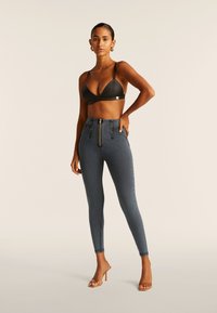 Freddy ICE - Leggingsit - black denim + blue overdyed