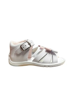 Sandalia de cuero blanca con una hebilla ajustable, diseño de punta abierta, amplias hendiduras para ventilación y suela de goma texturada. Acentuada con detalles en un suave tono rosa.