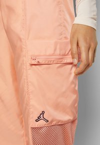 Jordan W J ESSEN UTILITY - Calças cargo - crimson bliss