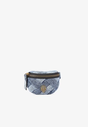 Sacchetto cosmetico in denim tessuto nei toni blu con chiusura a zip, accento di logo metallico e forma arrotondata. Superficie testurizzata con motivo a scacchi.