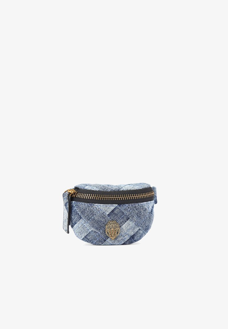 Pochette cosmétique en denim tissé dans des teintes bleues avec une fermeture éclair, un accent logo métallique et une forme arrondie. Surface texturée avec un motif à carreaux.