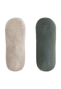 Dve neklizajuće stopalice bez vidljivosti, jedna bež boje i jedna tamnozelena, prikazane s donje strane s teksturiranim točkama za držanje i detaljima imena marke.