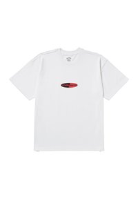 Hvid t-shirt i bomuld med et centralt rødt og sort ovalt logo, hvor teksten "billabong" står i midten. K Klassisk rund hals og korte ærmer.
