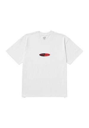 Biely bavlnený tričko s centrálnym oválnym logom v červenej a čiernej farbe s textom "billabong" uprostred. Klasický okrúhly výstrih a krátke rukávy.