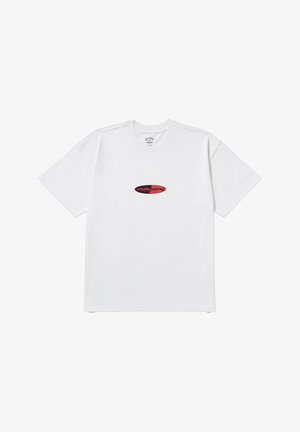 Biely bavlnený tričko s centrálnym oválnym logom v červenej a čiernej farbe s textom "billabong" uprostred. Klasický okrúhly výstrih a krátke rukávy.