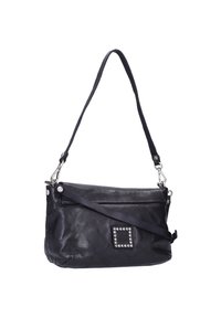 Czarna skórzana torebka o fakturowanej powierzchni, z prostokątnym ćwiekowanym akcentem i długim regulowanym paskiem. Posiada zamknięcie na suwak u góry.