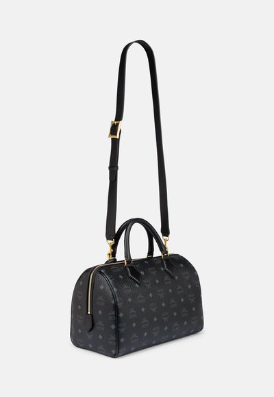 Borsa a tracolla nera in pelle con finitura testurizzata, caratterizzata da una zip dorata, manici corti e una tracolla removibile. Motivo a logo monocromatico.