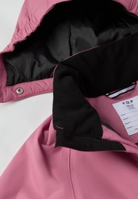 Roze waterdichte jas met een zwarte fleece-gevoerde kraag en capuchon, voorzien van een zichtbare waslabel en zilveren drukknoopsluiting.