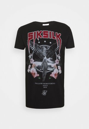 T-shirt nera con grande grafica di un uccello con ali spiegate, corona floreale, cerchio di catena, stelle, testo in grassetto "SIKSILK" e "FOLLOW THE MOVEMENT SINCE 2012."