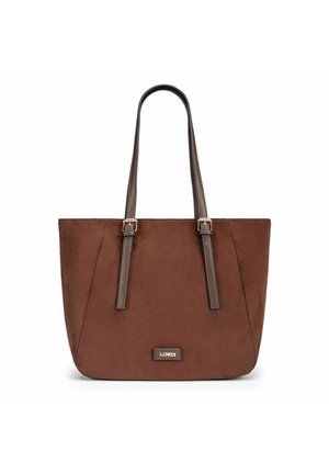 Braune Wildleder-Totebag mit dunkelbraunen verstellbaren Trägern und einem kleinen rechteckigen Logo-Patch vorne in der Mitte.