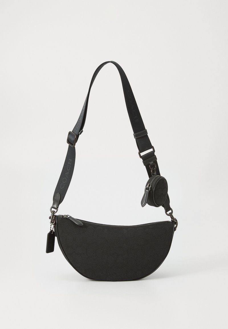 Schwarze Schultertasche aus Stoff in halbkreisförmigem Design, mit Reißverschluss, verstellbarem Tragegurt und einem kleinen abnehmbaren Täschchen.