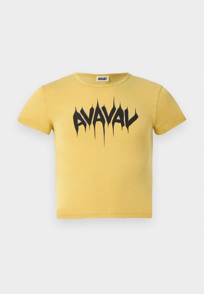 Gul bomulds t-shirt med korte ærmer, der har et sort grafisk tekstdesign "AVAVAV" på forsiden. Rund halsudskæring, afslappet pasform.