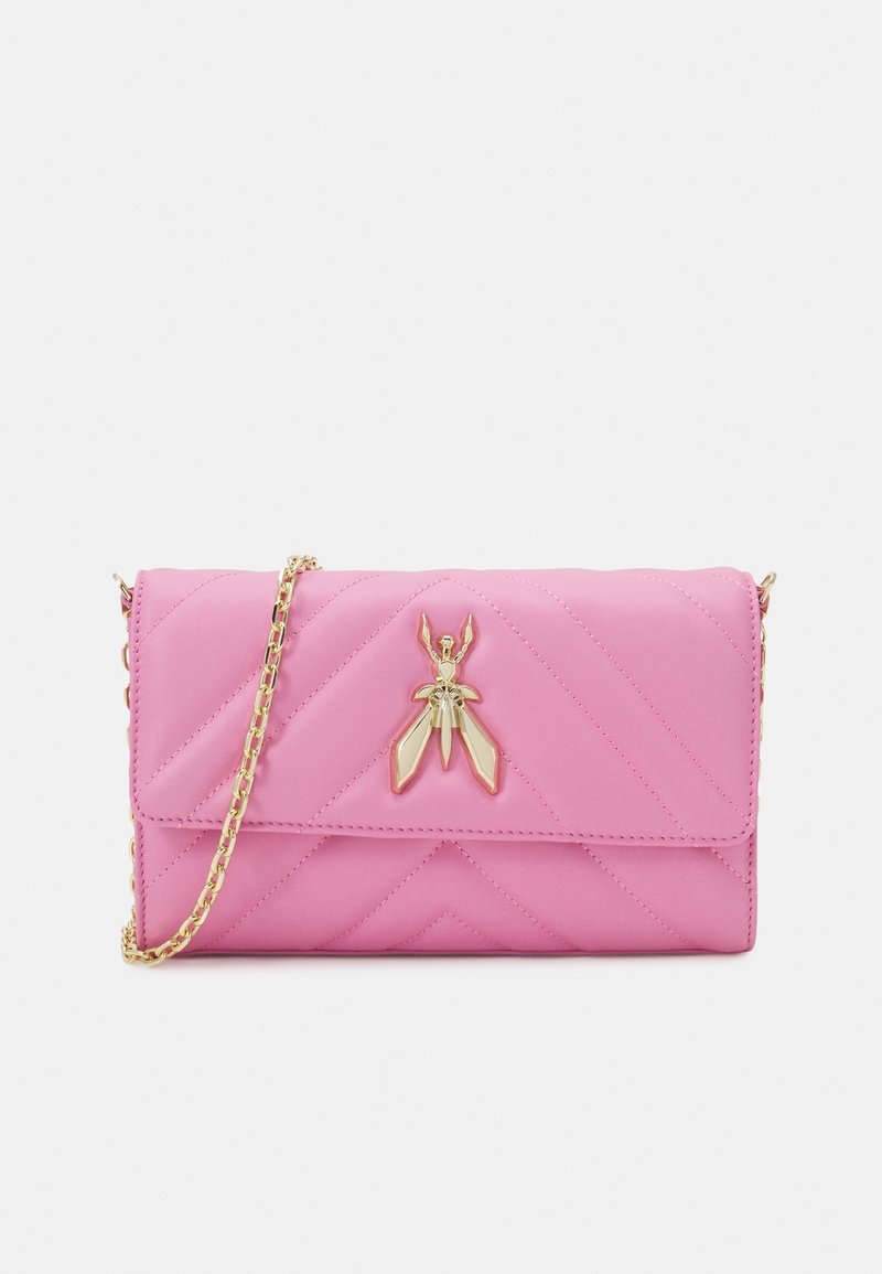 Borsa a tracolla in finta pelle rosa trapuntata con una spilla decorativa a forma di insetto sul davanti e una tracolla in catena dorata. Presenta una chiusura con patta.
