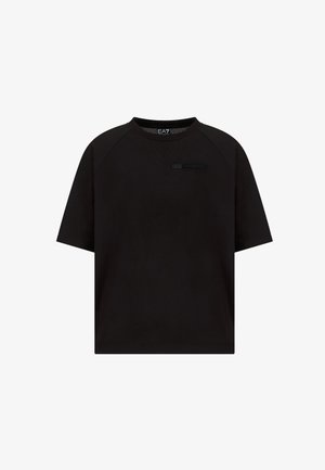 Maglietta nera a maniche corte con scollo rotondo, caratterizzata da un tessuto testurizzato e un sottile logo EA7 sulla parte anteriore. Design semplice e boxy.