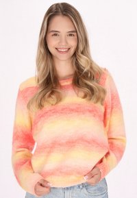 Knit pulover v gradientnih odtenkih roza, oranžne in rumene; okrogla izrezana vrata; dolgi rokavi; vidne posamezne petlje; mehak tekstur.