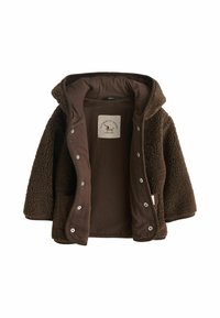 Brun fleecejacka med huva, öppen fram som visar mjukt foder och en etikett med texten "Authentic Goods" med en liten hundgrafik.
