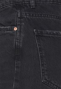 Gina Tricot Petite DAGNY MOM - Calças de ganga de perna direita - black/grey destroy