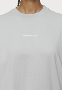 Pegador BRACY - T-shirts - washed sky grey