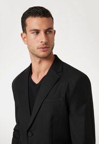 Guess TECH-STRETCH - Ülikonnapintsakud - schwarz