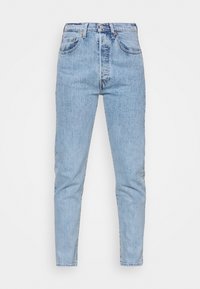 Jeans de denim en un azul claro con cintura alta, corte ajustado, cinco bolsillos y cierre estándar con botón de metal y cremallera. Textura suave, con un desvanecimiento mínimo.