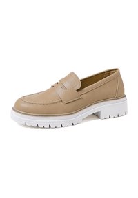 Mocassini in pelle beige con tomaia cucita, caratterizzati da un design a bande e una suola bianca spessa con battistrada testurizzato.
