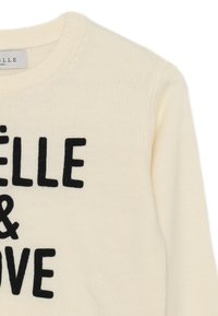 Maglione di colore crema in maglia con testo ricamato nero "Elle & Love." Collo rotondo e tessuto strutturato con polsini a costine.