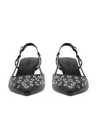Czarne skórzane buty na obcasie typu slingback z ostrym noskiem, ozdobione srebrnymi oczkami na przodzie i cienkim paskiem wokół kostki.