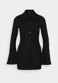 Svart ribbad stickad klänning med bred krage, utsvängda långa ärmar och framknäppning, figursydd silhuett.