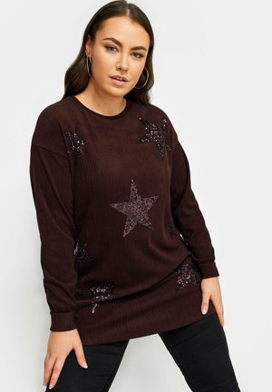 Dunkelbrauner, gerippter Pullover mit langen Ärmeln, der auf der Vorderseite mit Sternen in unterschiedlichen Größen aus Pailletten verziert ist. Rundhalsausschnitt und lässige Passform.