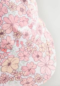 Bílý kbelíkový klobouk s květinovým vzorem v růžové, žluté a zelené barvě. Měkká tkanina s kulatým okrajem a prošitými detaily.