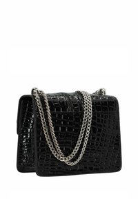 Borsa a mano nera in pelle sintetica con texture croco, con tracolla in catena argentata e forma rettangolare. Design a doppio scomparto.